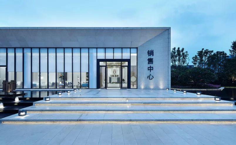 大堂前台白色大理石背景墙优雅庄重,入口处层层抬高的阶梯加上两侧