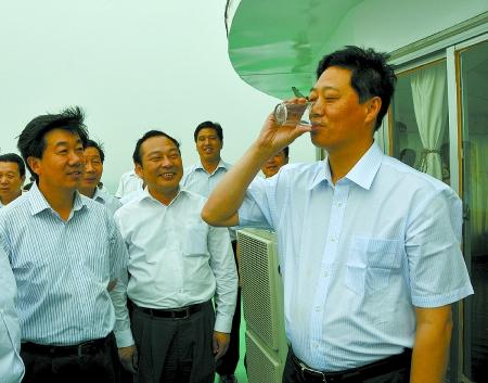 南阳市委书记李文慧(右一)在淅川县调研水质保护时品尝丹江水