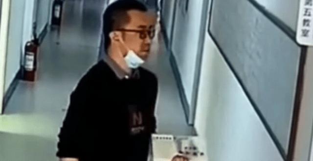 老师进教室前反复调整笑容网友当代老师真实的写照