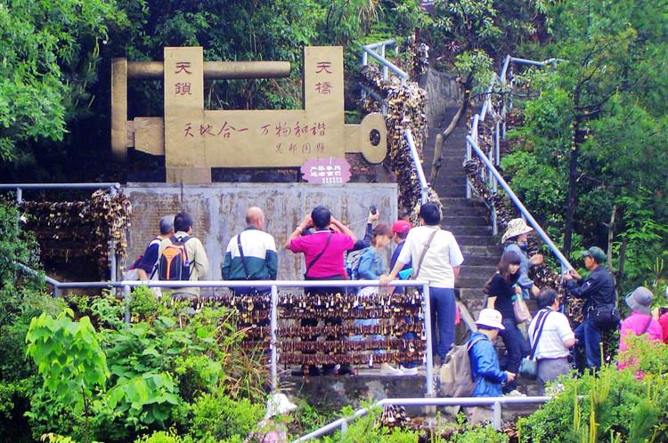 在袁家界的世界第一天桥旅游景区上有数不清的连心锁,但不知道能锁住