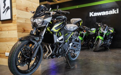 新色魅力!运动街车2020款川崎z400新配色