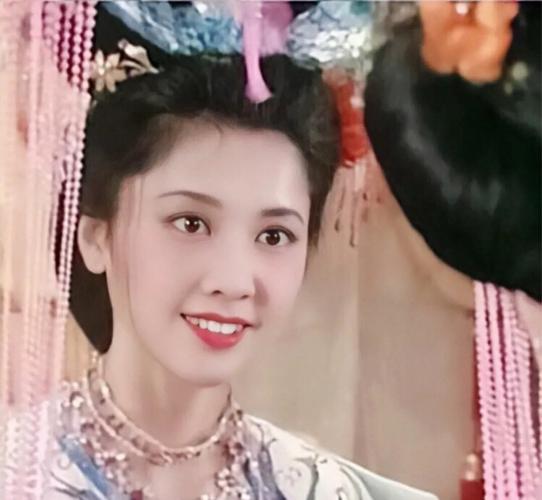 朱琳虽然老了,但年轻时的气质仍然有,骨子里的美感抹不去