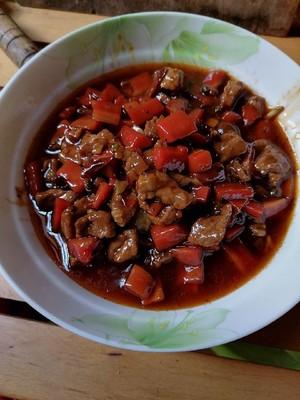 口感软糯嫩滑的胡萝卜红烧猪腿肉