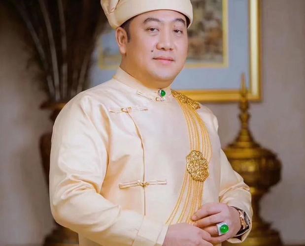 缅甸富豪又来炫富!戴满绿翡翠饰品还不够,连包上都要