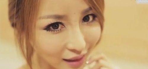 两美女舌吻教导kiss技巧!小朋友把持不住啊!