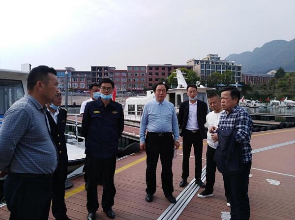 市交通局副局长伍安国检查阳新渡运安全