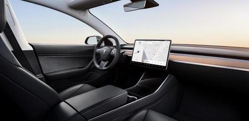 行车记录仪拍下特斯拉自动驾驶救了车主一命!