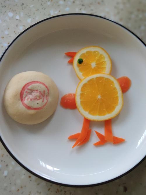 李辰轩中秋节制作月饼水果拼盘