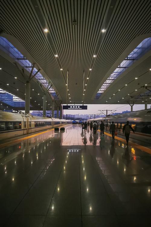 站台光影早晨杭州高铁东站站台赶第一班高铁时的站台光影