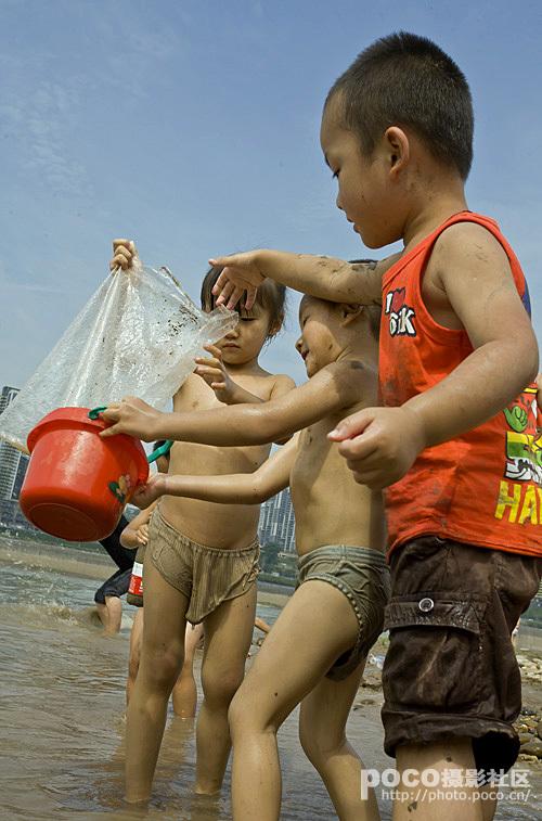 标题:戏水的孩子