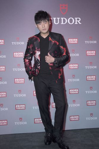 周杰伦穿黑红西装帅气有型 拍广告自导自演敬业满分