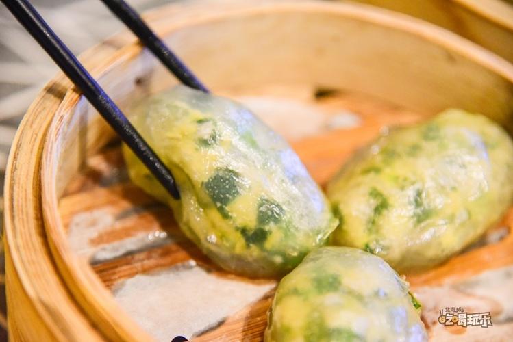 水晶韭菜粉粿淡黄的肠粉面皮,仿佛在标记着"鸡蛋属性",肠粉上肉粒撒