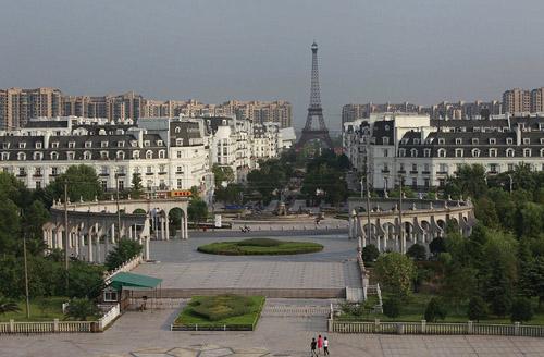 浙江省杭州市的天都城内随处可见宏伟的欧洲建筑物和宽阔的人行道.