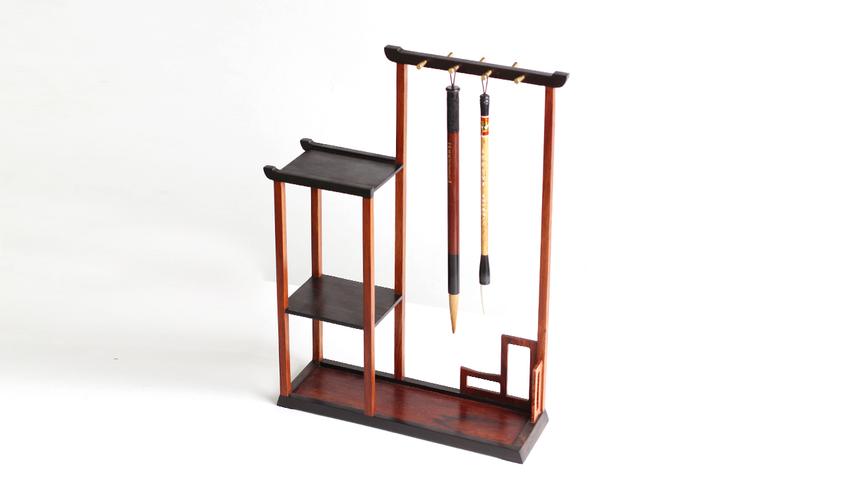 里的常设之物,这款置物笔架的外观设计源自于徽派建筑中的飞檐出甍,流