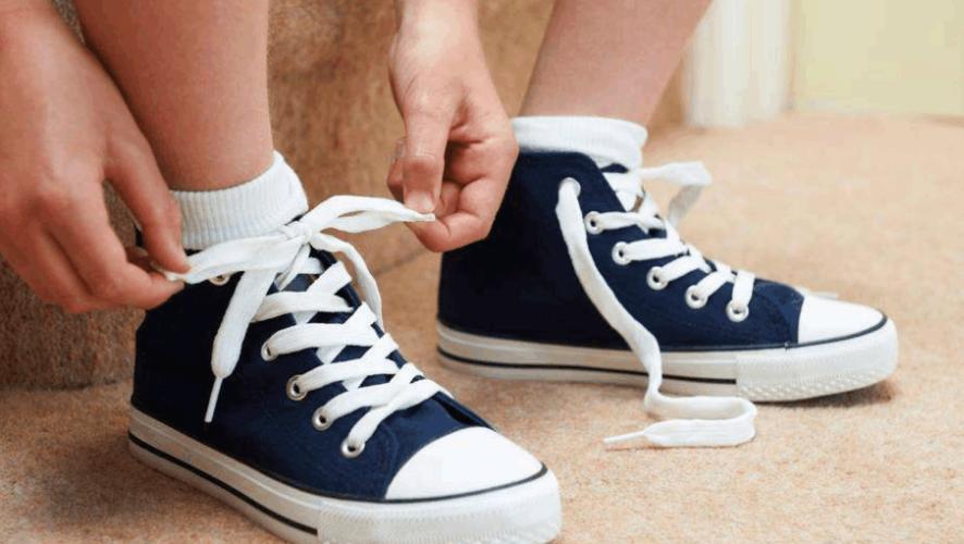 最简单的系鞋带的方法慢动作