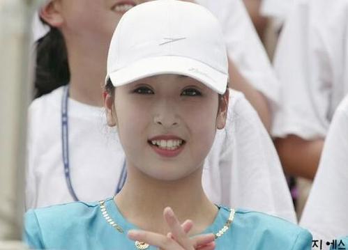 社会新闻  中尉军花朝鲜美女金玉姬是人民军艺术团舞蹈演员,中尉军衔.