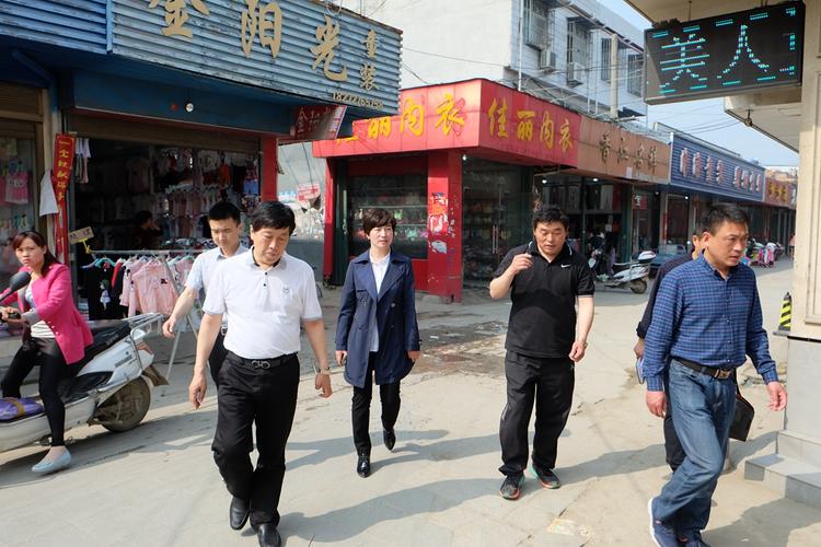 省服装行业协会会长李刚,南阳市招商局局长刘永国一行