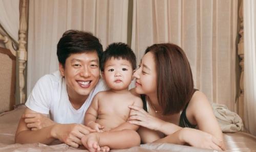 凌潇肃宣布妻子唐一菲怀二胎:抱着大宝 喜得小宝