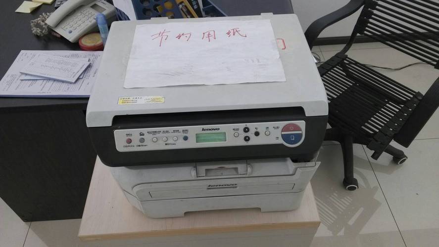 这总打印机卡纸了怎么把纸拿出来啊