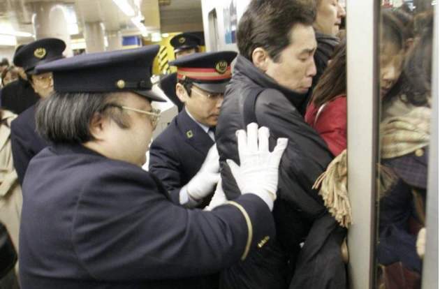 日本地铁能挤成"怀孕"?看看这组照片,这对女生来说简直是噩梦!