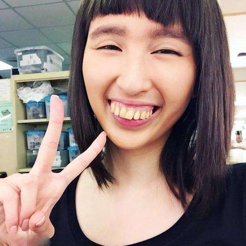 但大多都是些美女配角,想尝试突破的她不惜扮丑饰演一个龅牙妹