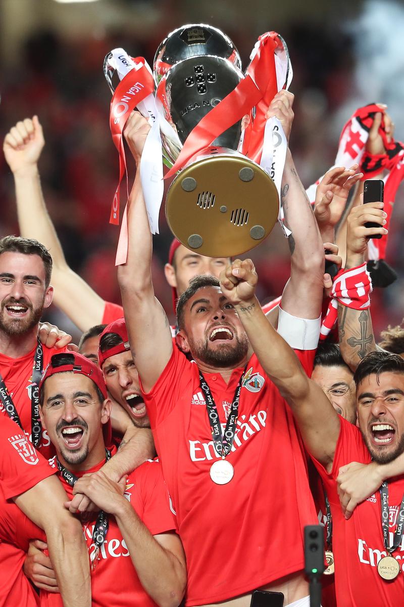 足球——葡超联赛:本菲卡队夺冠