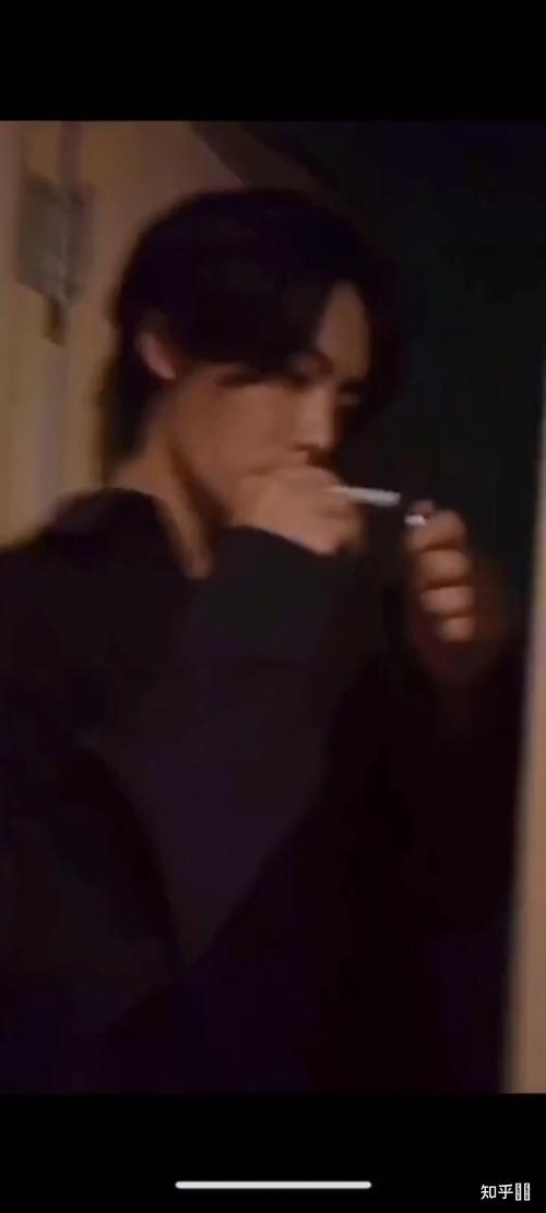 友友们有肖宇梁抽烟的照片吗