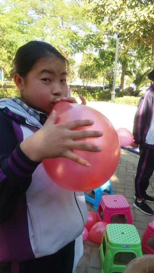 可爱的小姑娘吹大气球