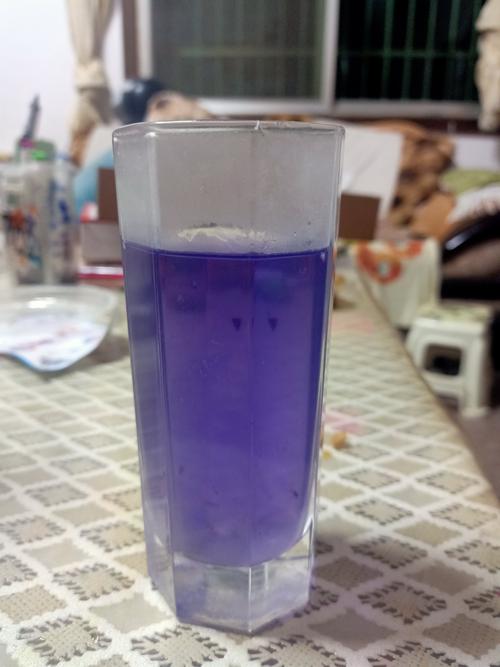 将紫甘蓝水导入玻璃杯