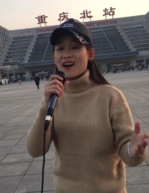 徐州新姐爱唱歌,唱遍各个火车站,网友:你把火车站当舞台了