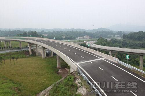 成自泸赤高速公路泸州段78公里今日起试行收费(组图)