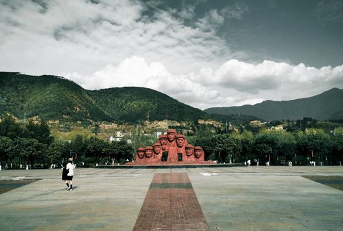 1 / 11 冕宁县红军广场是人民休闲散步的场所地,自疫情发生以来少有