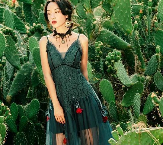 首先看这一款,采用墨绿色设计蕾丝裙,v领剪裁能够和那后的修饰你的