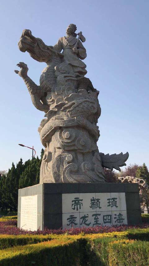 颛顼乘龙至四海,这是我见过的最漂亮的两尊雕像之一,位于濮阳戚城景区