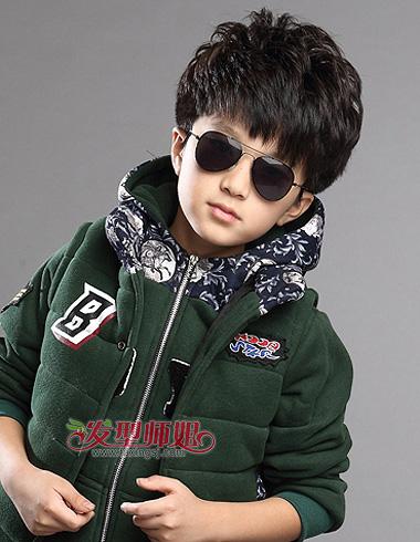 发型设计 儿童发型 >> 扮酷男童造型 小男孩烫发帅气hold不住 2014-12