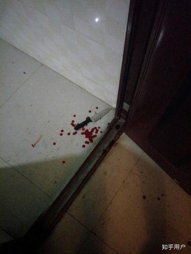 记得七岁那年 爸爸一拳头打的妈妈吐血 一口血吐在我房间的墙上 那时