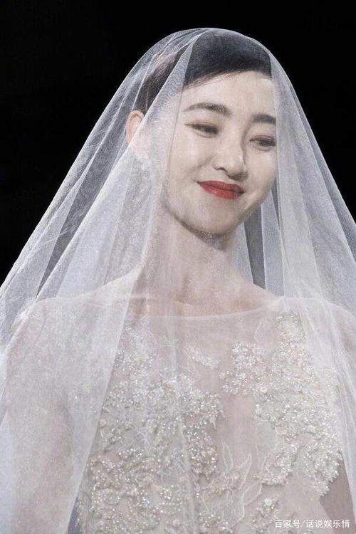 女神王丽坤婚纱造型尽显温婉,一颦一笑如公主般高贵优雅!