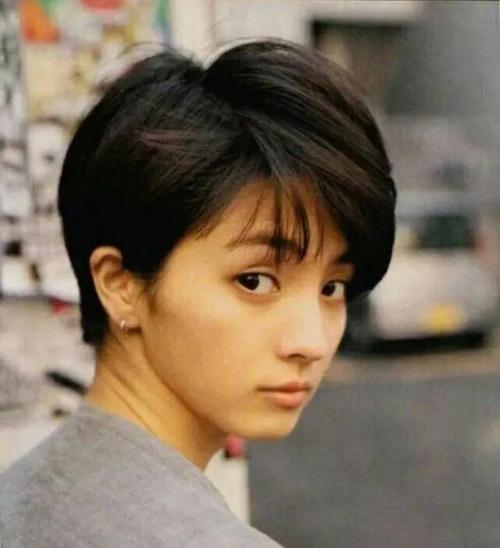 不过现在的港风短发和过去又有些不一样了