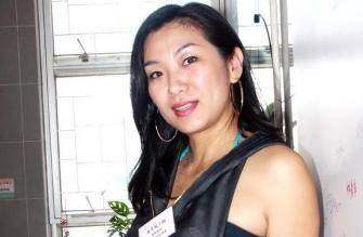 心怀明星梦的曹众经人介绍决定来到香港投身演艺事业,签约tvb,恰逢93