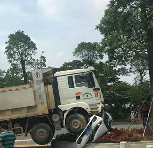一粤s小车遭泥头车碾压,现场惨不忍睹,司机当场.