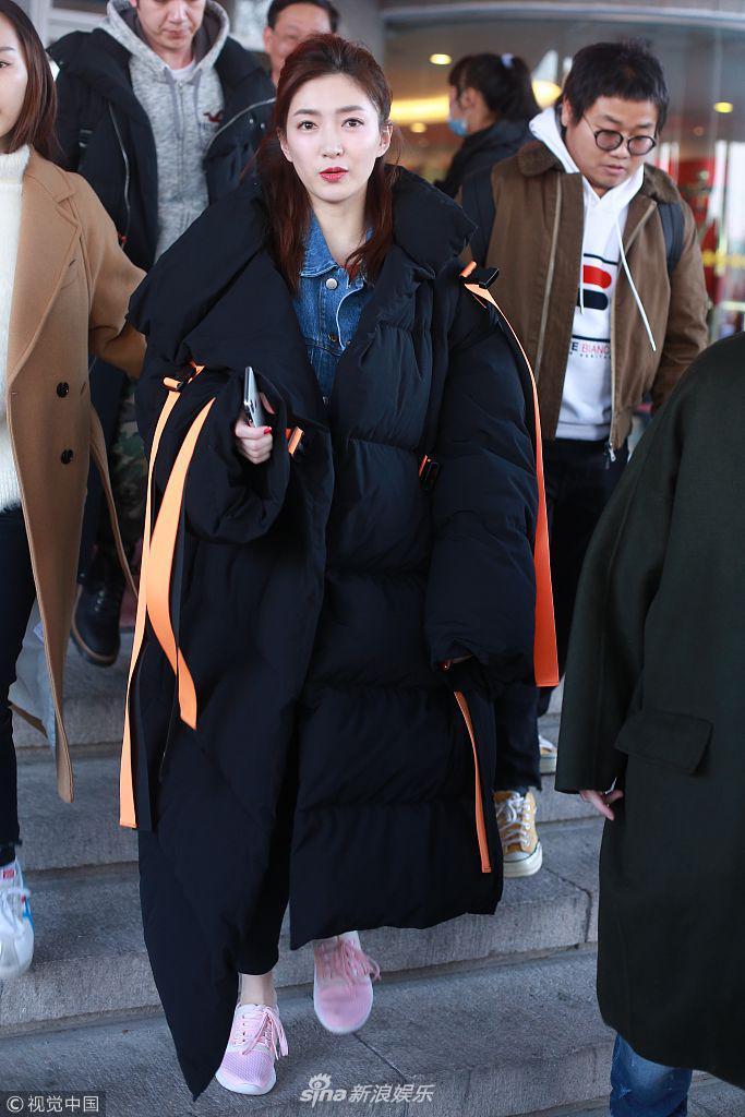 组图:江疏影现身央视春晚彩排 粉色球鞋娇俏可爱