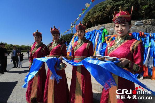 锡林郭勒千里草原上的敖包神灵