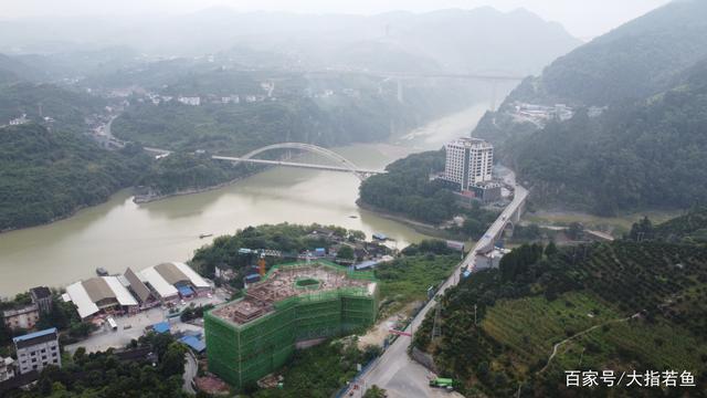 航拍湘西自治州芙蓉镇边的酉水河