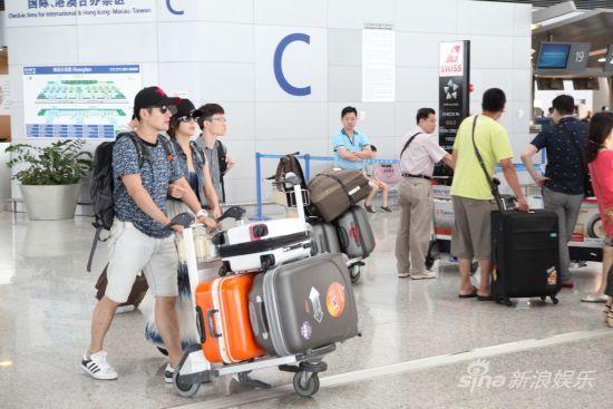 现身机场严宽推行李车严宽与杜若溪严宽与杜若溪交流严宽整理皮带