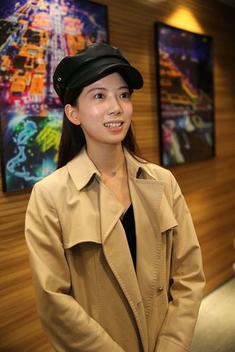 西安"不倒翁小姐姐"冯佳晨素颜来袭 长相清纯可人秒杀