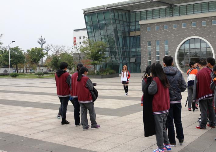 张家港市普通高中课程改革深化工程展示活动在崇真中学举行