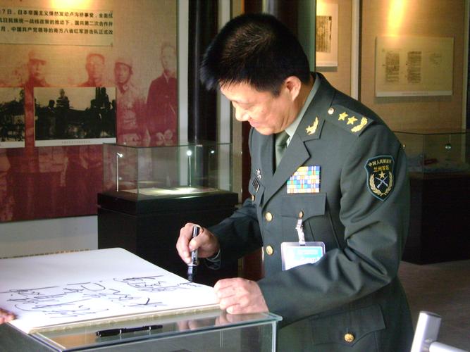 将军原本是馆员——记国防大学战略教研部副主任金一南少将