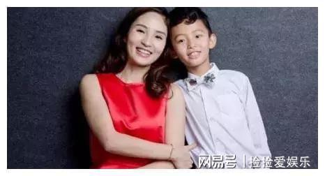 李汶桐和儿子晋梓铭的同框,李汶桐大红色的连衣裙娇艳妩媚,无袖设计