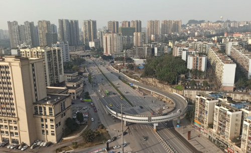 交通貌似畅通了不少;这个项目位于机场大道回兴立交旁边,紧邻服装城