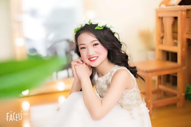 李雅洁,她的胃口不算很大,但也不算很小,一般吃个一两碗,跟我差不多